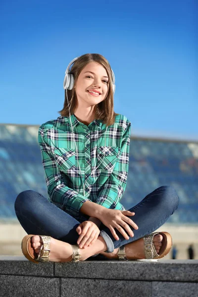 Chica joven escuchando música —  Fotos de Stock