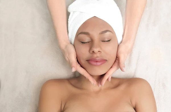 Afro-amerykańskich w salonie spa — Zdjęcie stockowe