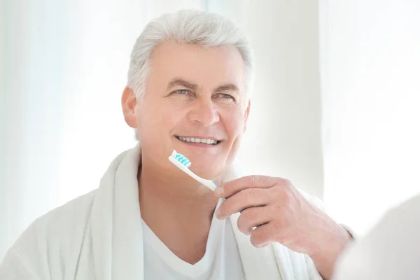Ανώτερος άνθρωπος καθαρισμό δοντιών — Φωτογραφία Αρχείου