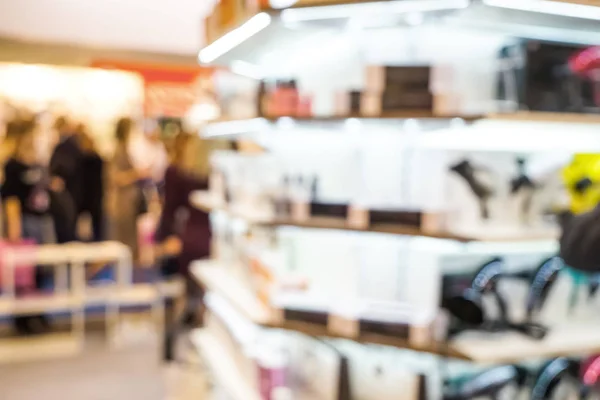 Cosméticos diferentes em loja moderna — Fotografia de Stock