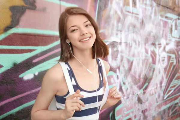 Chica joven escuchando música —  Fotos de Stock