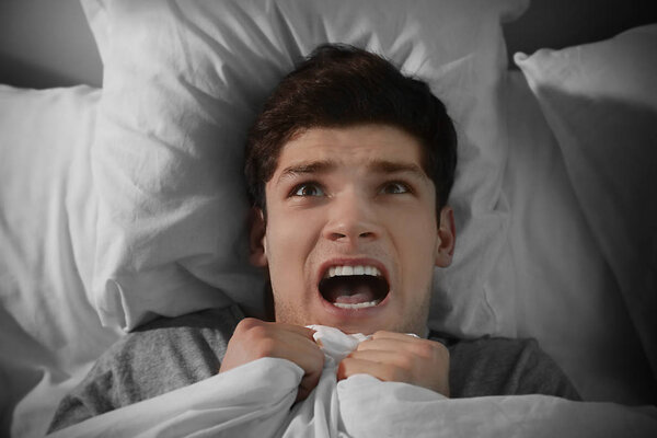 Испуганный мужчина в постели
 