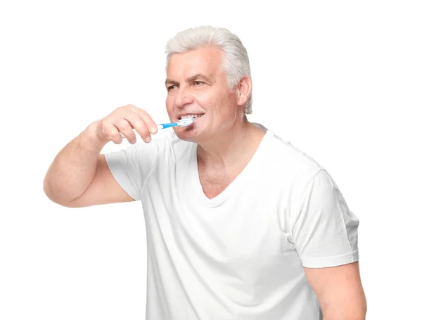 Senior man rengöra tänderna — Stockfoto