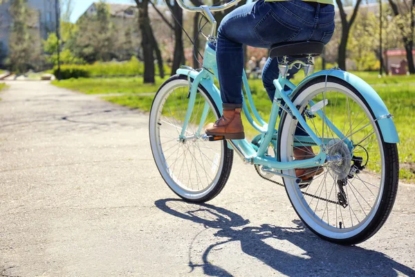 Молодая девушка на велосипеде в парке — стоковое фото