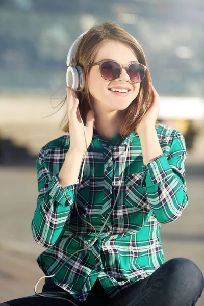 Giovane ragazza che ascolta musica — Foto Stock