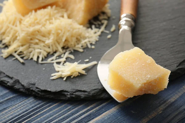 Pá com pedaço de queijo saboroso na mesa, close-up — Fotografia de Stock