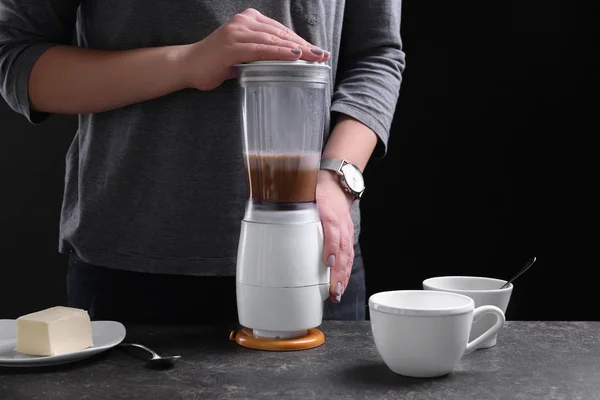 Vrouw met behulp van blender te maken van de koffie — Stockfoto