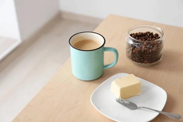 Чашка кофе с маслом — стоковое фото