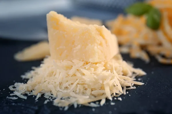 Prato de ardósia com queijo ralado — Fotografia de Stock