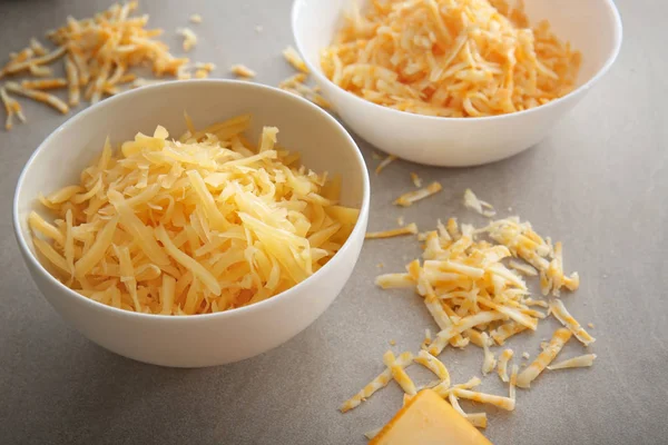 Kase üzerinde açık renkli lezzetli rendelenmiş peynir ile — Stok fotoğraf