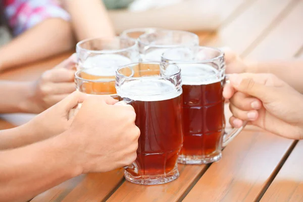 Folk dricker öl — Stockfoto