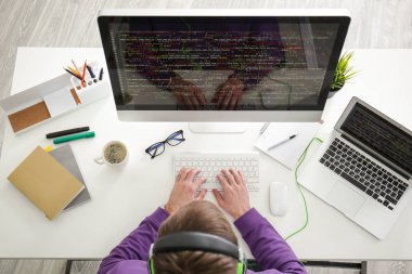 İşyerinde genç programcı 