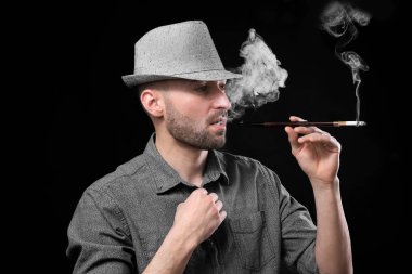 yakışıklı bir adam Sigara İçilmeyen 