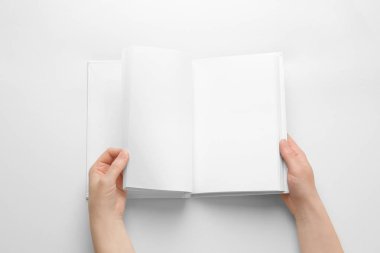 Kitap aracılığıyla leafing eller 