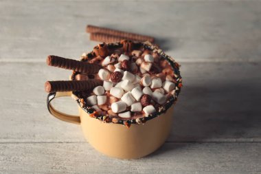 Şekerlemeli bir fincan kakao. 