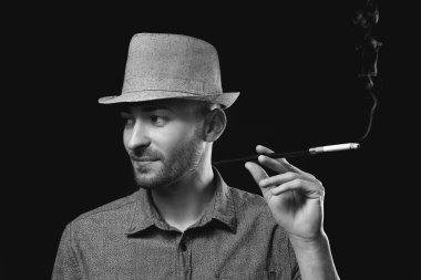 yakışıklı bir adam Sigara İçilmeyen 