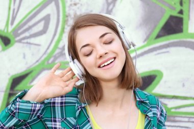 Genç kız müzik dinliyor. 