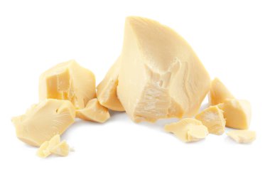 Beyaz arkaplanda kakao yağı parçaları