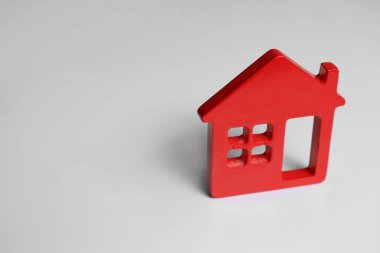 beyaz arkaplanda ev modeli