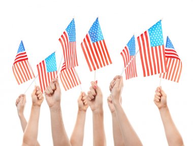 Amerikan bayrakları sallayarak elleri 