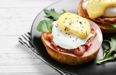 Lezzetli Yumurta Benedict 