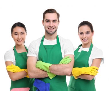 Temizlik hizmetleri ekibi yeşil önlük içinde 