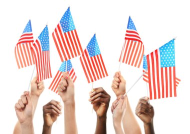 Amerikan bayrakları sallayarak elleri 