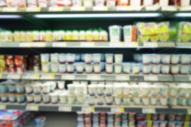 Süper market içinde süt ve süt ürünleri