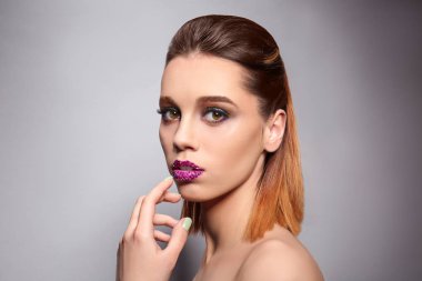 Yaratıcı makyaj ile güzel genç kadın 