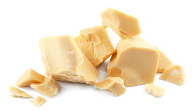 Beyaz arkaplanda kakao yağı parçaları