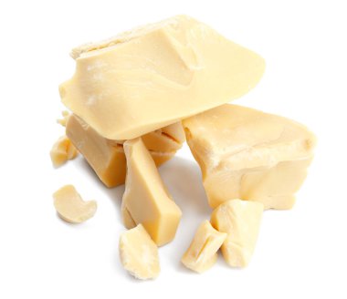 Beyaz arkaplanda kakao yağı parçaları