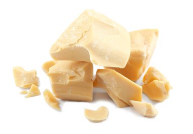 Beyaz arkaplanda kakao yağı parçaları