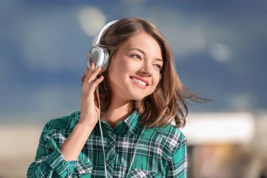 Genç kız müzik dinliyor. 