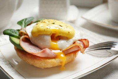 Lezzetli Yumurta Benedict