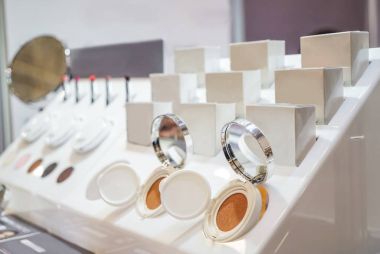 Dükkanda farklı kozmetik