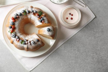 Beyaz plaka ile lezzetli dilimli kek