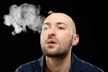 yakışıklı bir adam Sigara İçilmeyen 