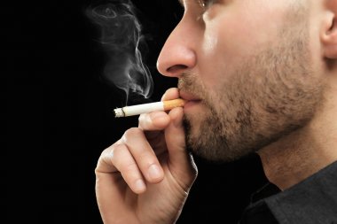 yakışıklı bir adam Sigara İçilmeyen 