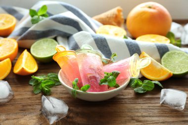 Lezzetli narenciye çubuklu dondurmayı ile kase 