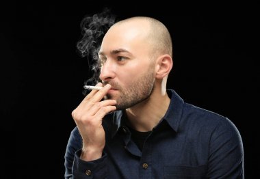 yakışıklı bir adam Sigara İçilmeyen 