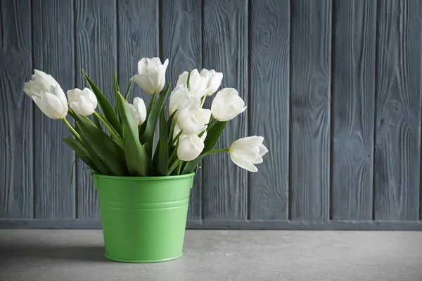 Ведро с красивым букетом тюльпанов — стоковое фото
