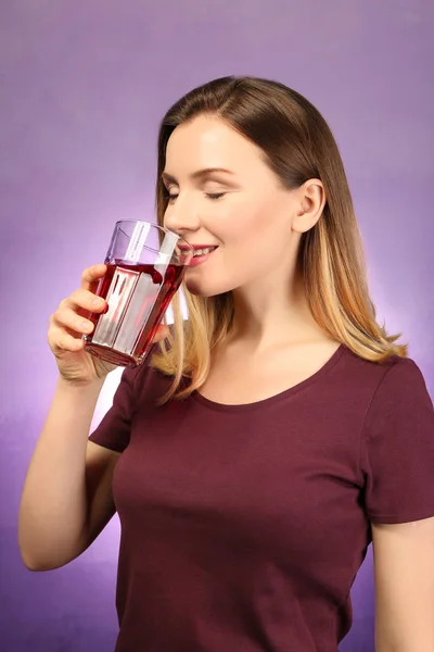 Woman drinking fresh juice — Stock Photo, Image