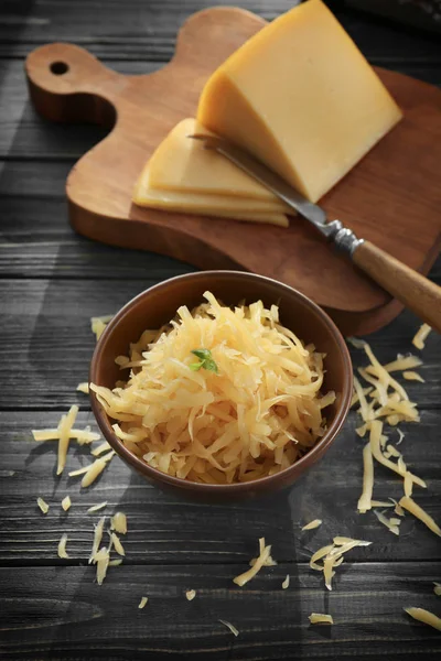 Ciotola con formaggio grattugiato — Foto Stock