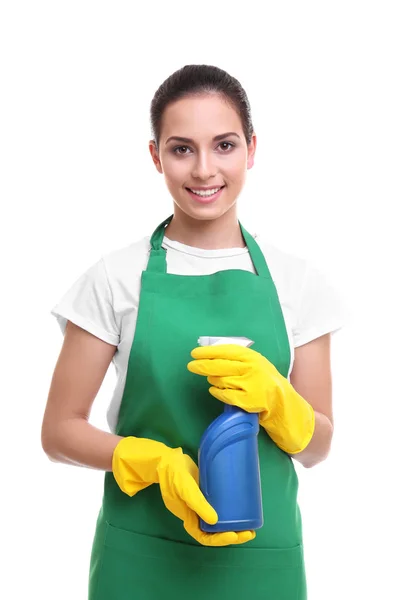 Concepto de limpieza. Mujer joven en delantal verde sosteniendo limpiador sobre fondo blanco — Foto de Stock