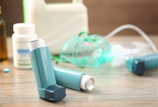 Astmainhalatorer, mediciner och nebulisator — Stockfoto