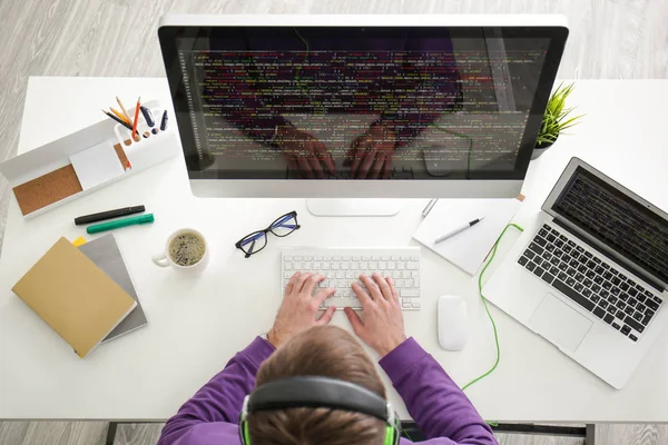 Jovem programador no local de trabalho — Fotografia de Stock