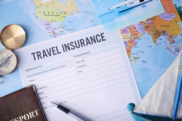 Бланк туристической страховки и карта — стоковое фото