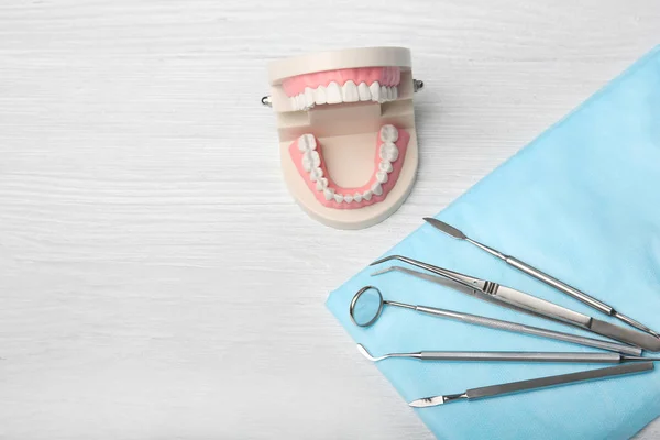 Modelo y herramientas de mandíbula dental —  Fotos de Stock