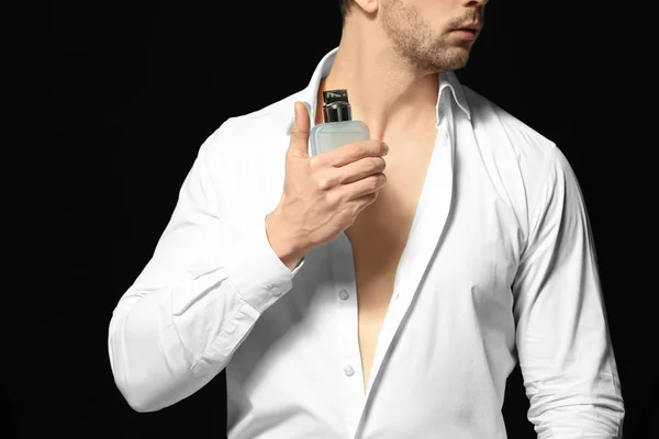 Hombre guapo usando perfume — Foto de Stock