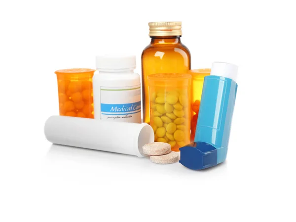 Inalador de asma e medicamentos — Fotografia de Stock